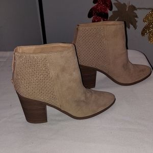 Madden USA Shoe Ankle Boots Women Size 9 Tan Zip Back Stack Heel Silver Studs